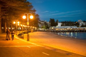 Vue sur le port de Manly à la tombée de la nuit.