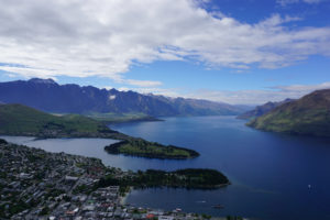 Queenstown au premier plan et les "Remarkables" en fond.