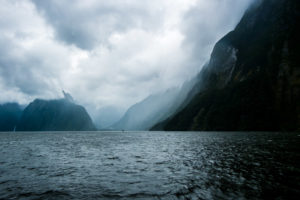 La taille du bateau au milieu de l'image vous donne une idée des dimensions folles de ces falaises.