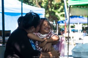 Au marché du samedi matin.
