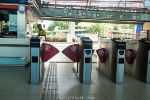 La porte plus large juste à côté du guichet: parfait ! 