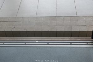 L'espace entre le train et le quai.