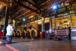 Prière au temple Cheng Hoon Teng.