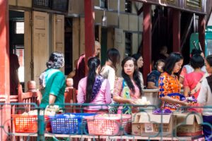 Des femmes venues offrir des repas directement au monastère.