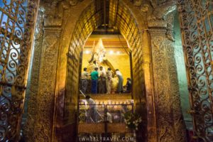 De même qu'au monastère, les femmes ne peuvent pas approcher si prêt du bouddha.