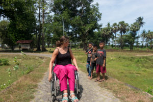 Rencontre amusante au détour d'une balade en Sulawesi (Indonésie). 
