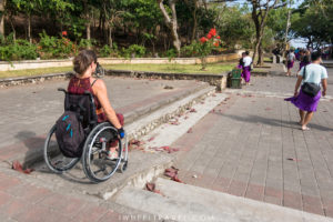 Un des rampes permettant de visiter le temple Uluwatu en fauteuil roulant.