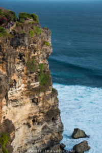 Le sentier longe le haut de la falaise entourant le temple Uluwatu.