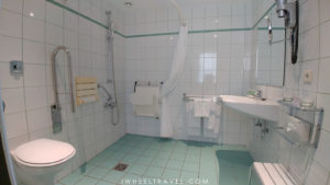 Salle de bain PMR au NH Gent Belfort.
