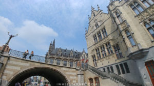 Au pied du pont Sint-Michielsbrug à Gand.