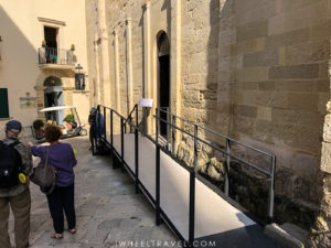 crypte entrée fauteuil roulant otrante